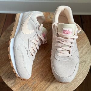 Nike Md Runner 2 Se in Guava Ice Gum Women’s sz: 8.5